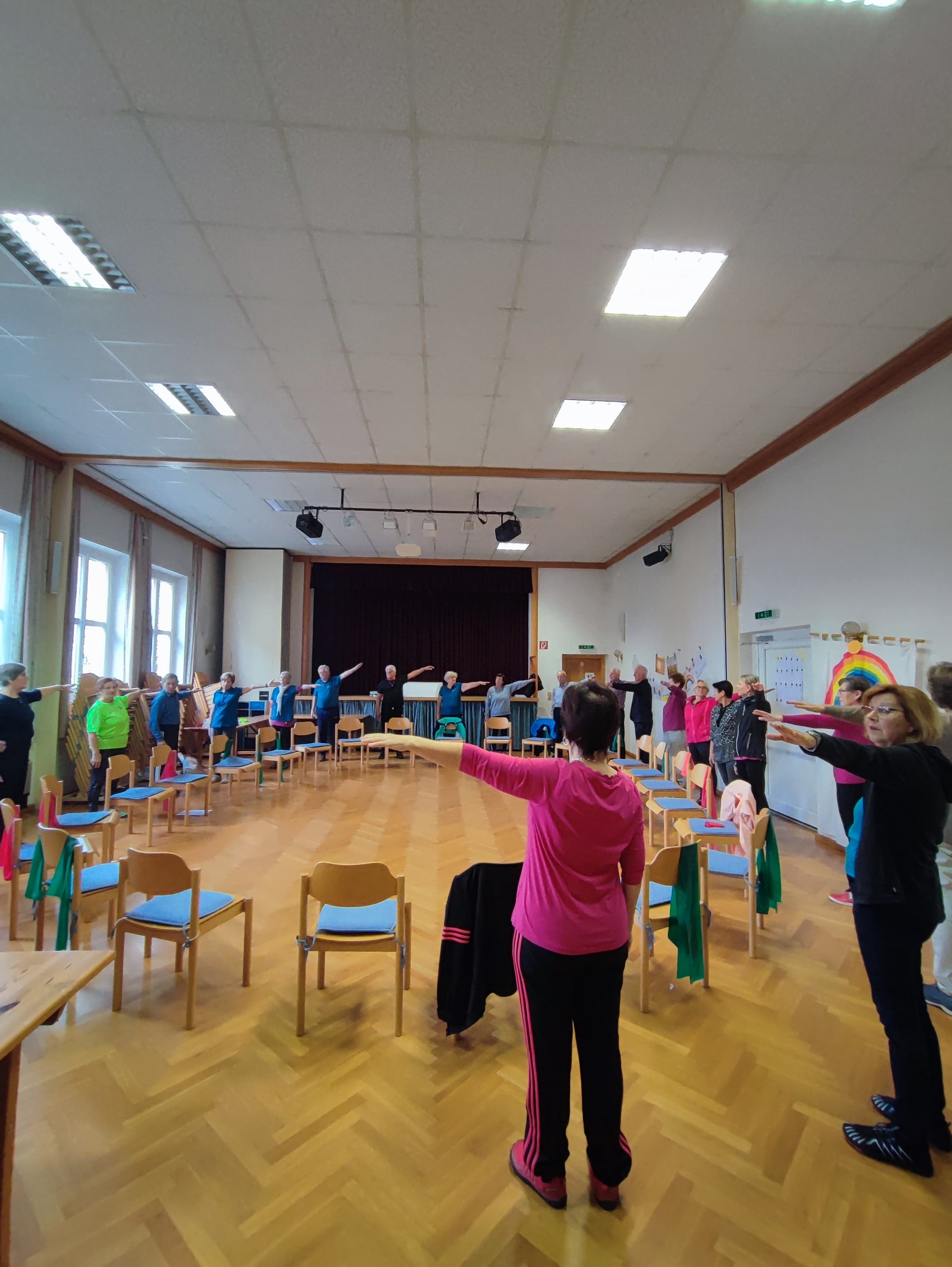 Ausstattung der wöchentlichen Bewegungseinheiten im Seniorensport mit kleinen Trainingsgeräten wie Therabänder und Gymnastikbällen 